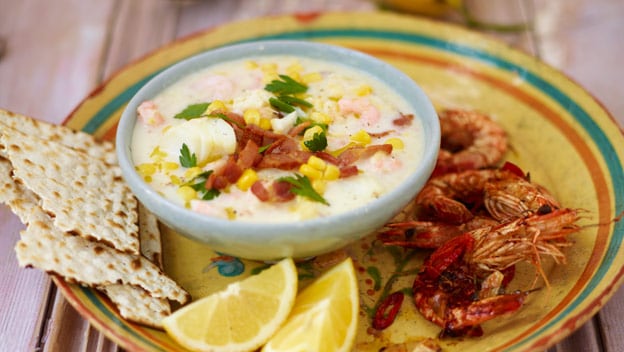 Smoked-Fish Chowder With Spicy Grilled Prawns | Philips